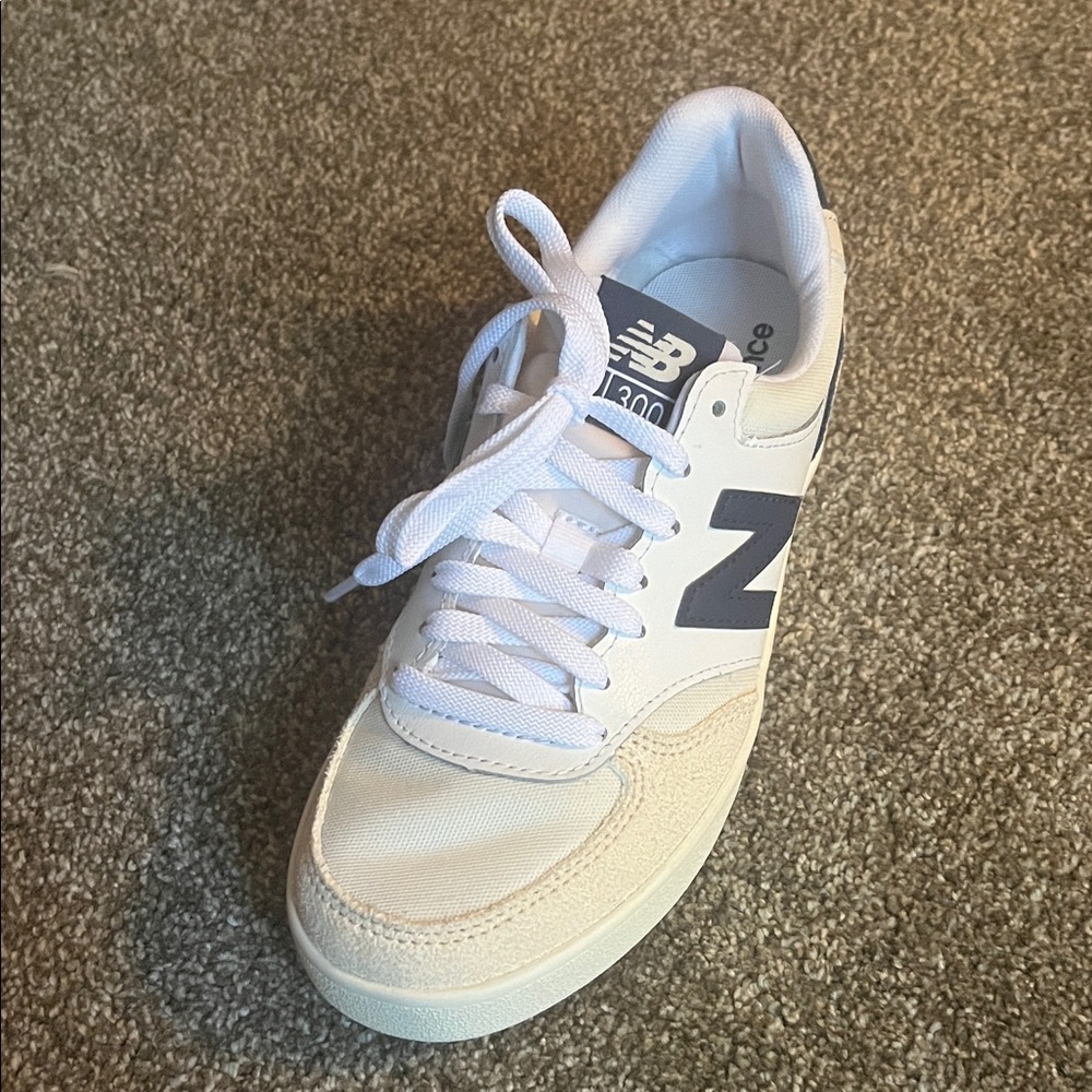 New Balance Women’s Cream and Navy Sneakers - Picture 3 of 6